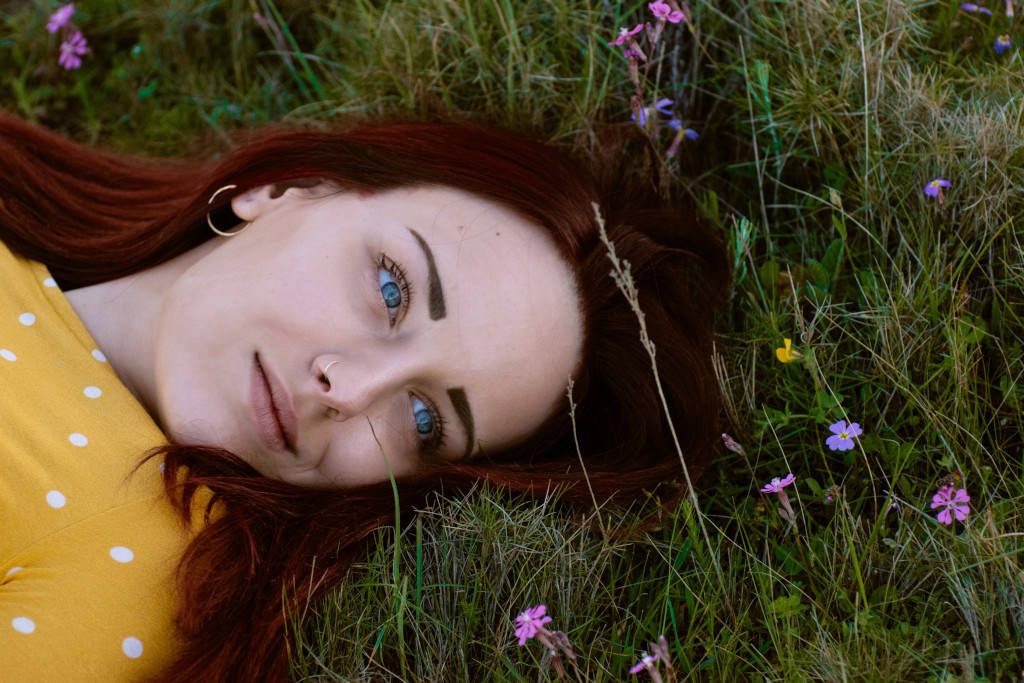 Chica tumbada en la hierba frases para recordad